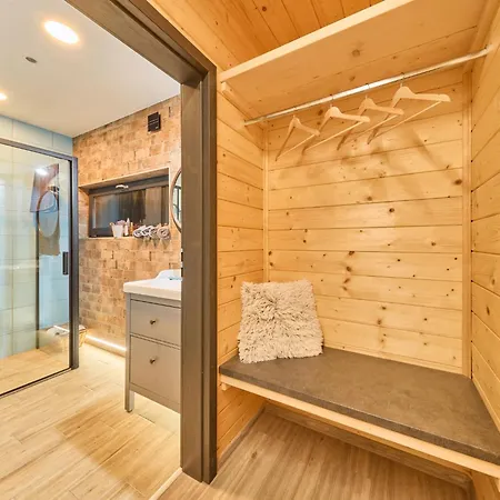 Luxe Timber & Pet Retreat By Interhome 샬레
