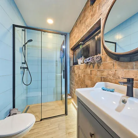 Luxe Timber & Pet Retreat By Interhome *