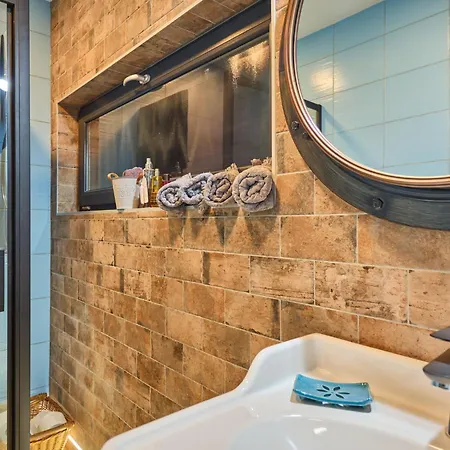 Luxe Timber & Pet Retreat By Interhome * 메라드바키